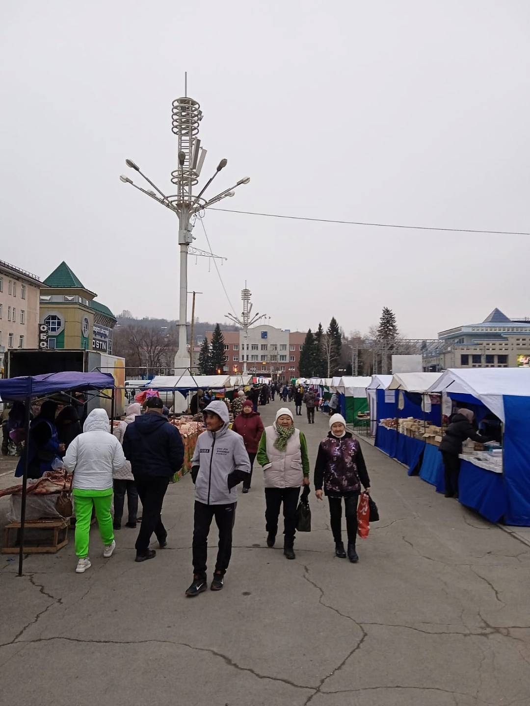 На главной площади Горно-Алтайска началась республиканская  сельскохозяйственная ярмарка, завершающая этот сезон